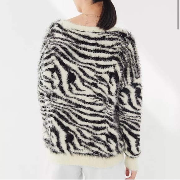 HOUSE OF SUNNY Fuzzy Zebra V-neck Sweater NEW - Picture 3 of 8